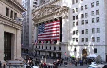 تراجعات جماعية في مؤشرات الأسهم الأمريكية وسط ترقب بيانات التضخم وضغوط على قطاع التكنولوجيا