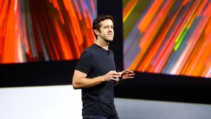 شعار شركة آبل مع صورة لتيم كوك وجون تيرنوس يرمزان لانتقال القيادة بالتزامن مع إعلان نتائج الربع الثاني 2026