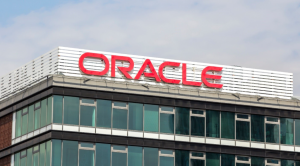 شعار شركة Oracle الرائدة في خدمات الحوسبة السحابية والذكاء الاصطناعي